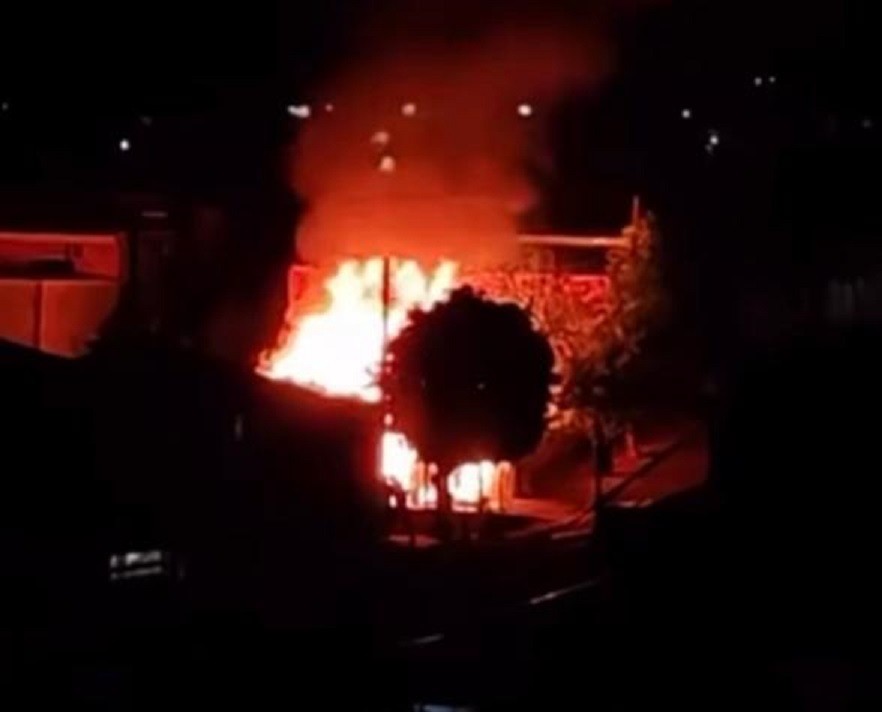 Incêndio destrói casa de madeira na Vila Iti, em Presidente Prudente