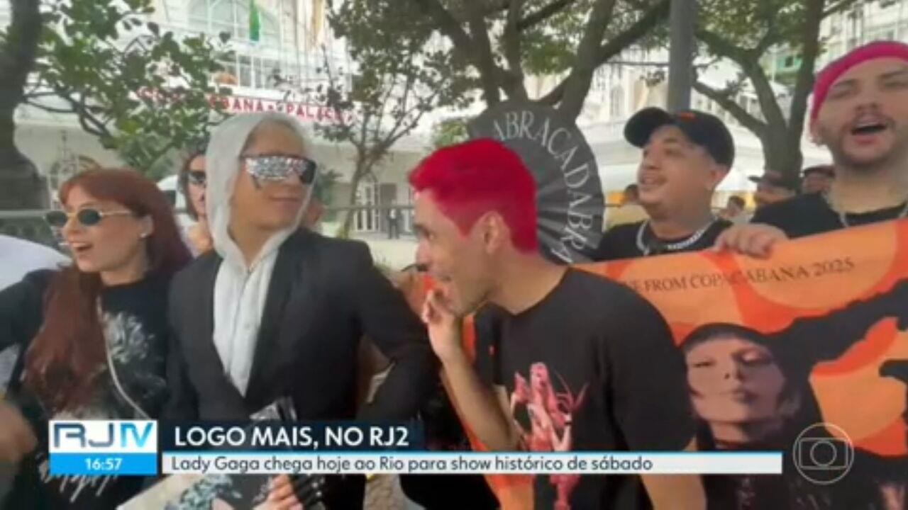 Fãs de Lady Gaga Se Concentram em Frente A Hotel em Copacabana | Mostre da Lady Gaga