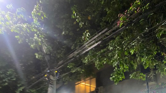 Incêndio atinge imóvel na Rua Dias Ferreira, no Leblon