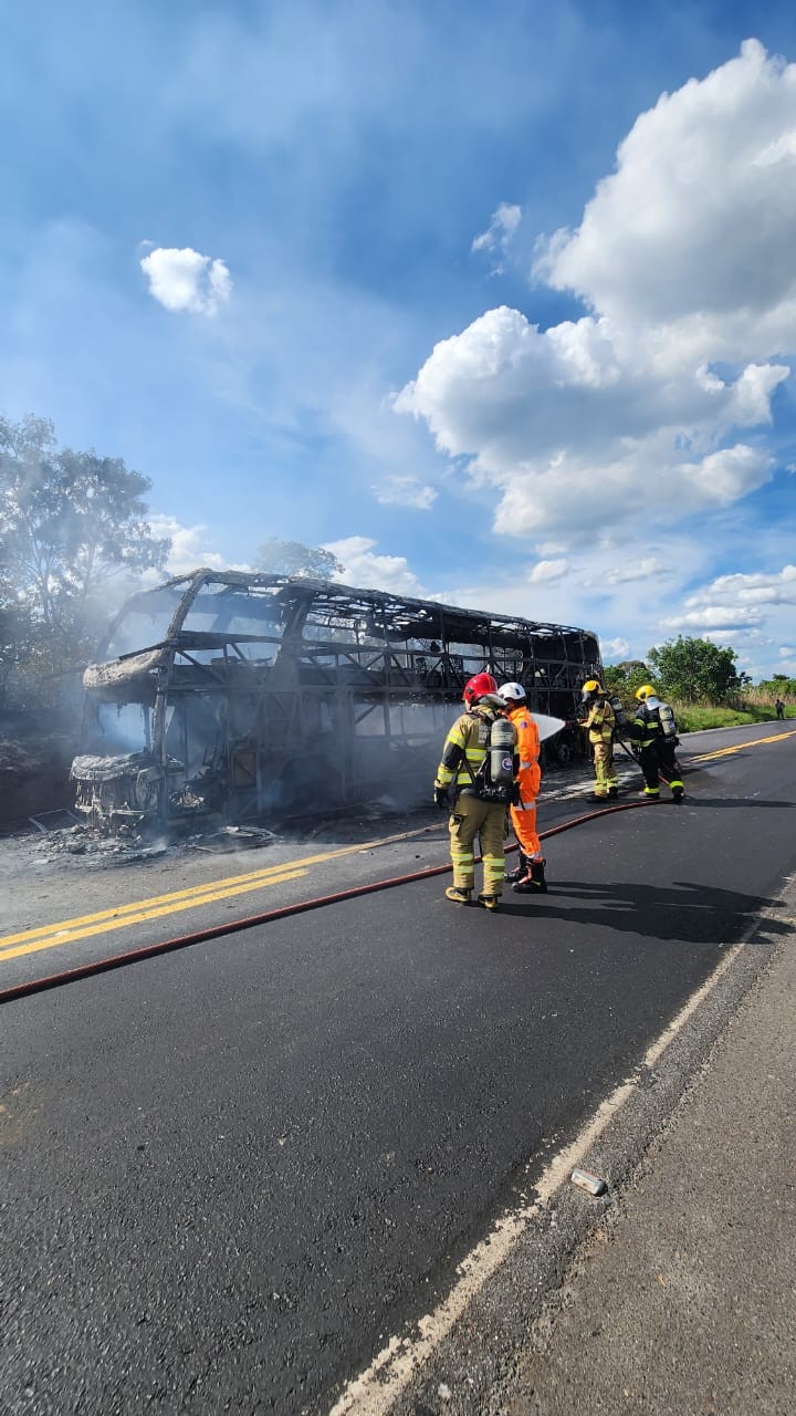 Passageiros e motoristas saem ilesos de incêndio que consumiu ônibus na BR-365