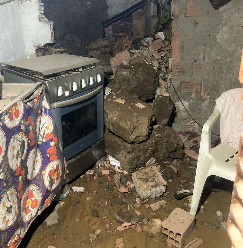 Deslizamento atingiu uma casa durante a madrugada no Andaraí, na Zona Norte do Rio — Foto: Reprodução