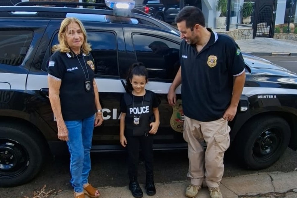 Menina de 7 anos tem sonho de aniversário realizado com presença da Polícia Civil em Dracena (SP) — Foto: Reprodução/Polícia Civil