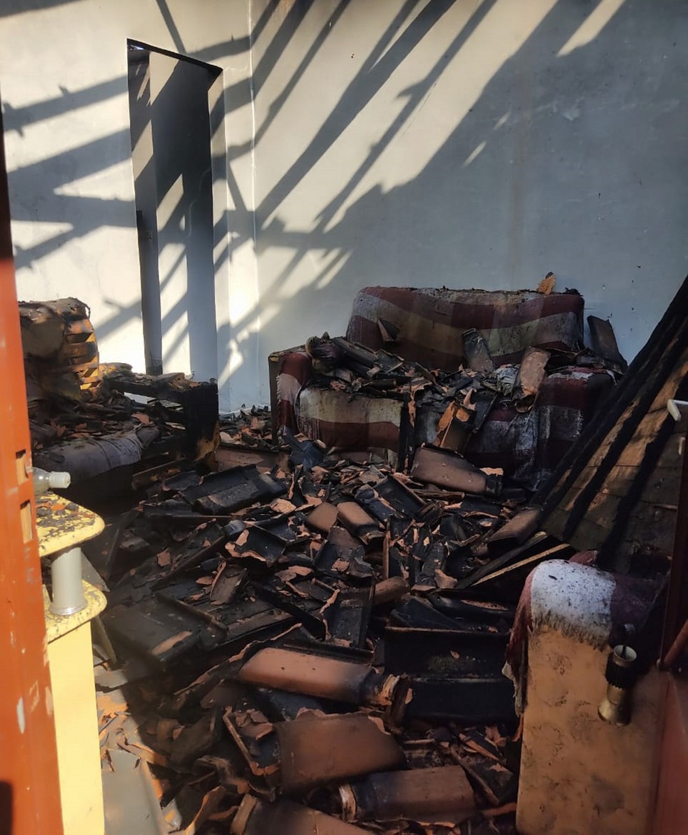 Mulher é presa após ameaçar pai de morte com faca e atear fogo na casa da vítima, em Junqueirópolis (SP) — Foto: Polícia Militar