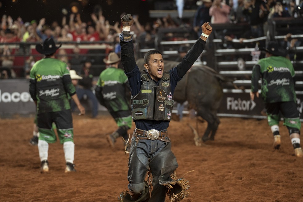 Sul-matogrossense Gustavo Luiz fatura tríplice coroa na Festa do Peão de Barretos 2025 — Foto: Ricardo Nasi/g1