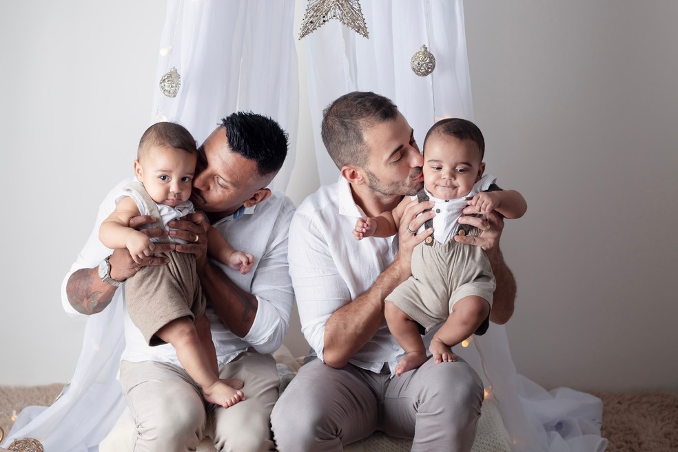 Casal homoafetivo com filhos, em imagem de arquivo — Foto: Arquivo Pessoal/g1 SP 