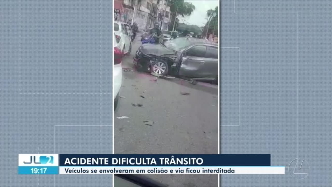 Colisão entre carro bateu de frente com um micro-ônibus deixa feridos na avenida Arthur Bernardes 