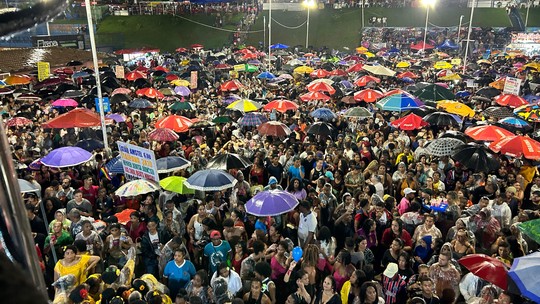 Debaixo de chuva, multidão lota arena para celebrar vitória de Davi no BBB - Foto: (Nathália Amorim/iBahia)