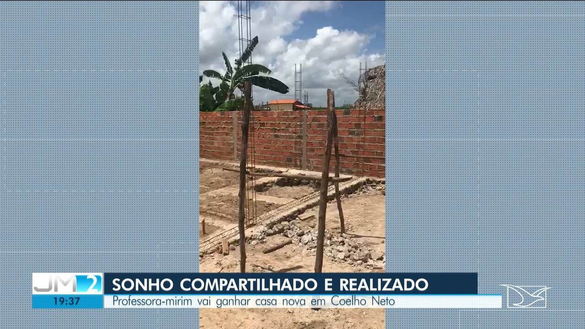 Maranhense de 12 anos cria escolinha com materiais encontrados em