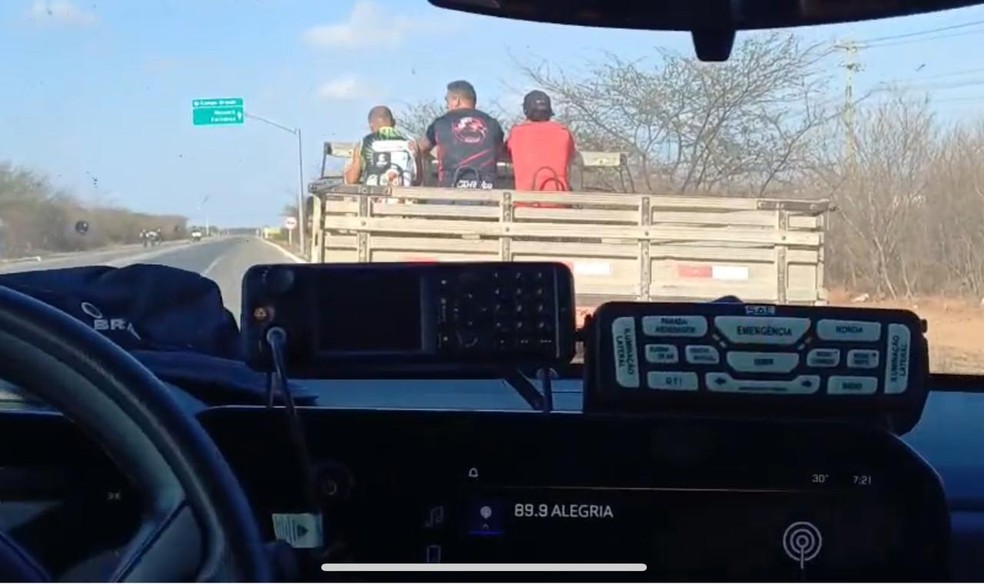 Em fiscalização na BR-304, PRF flagra passageiros em carrocerias sem proteção — Foto: PRF/Cedida