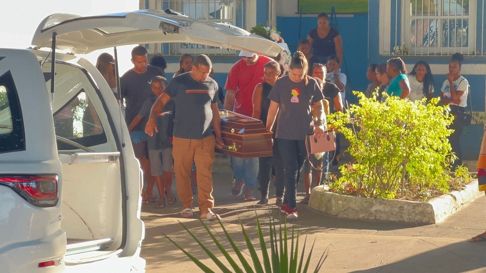 Corpos de jovens sequestrados e mortos em Campos dos Goytacazes, no RJ, são sepultados — Foto: Matheus Augusto