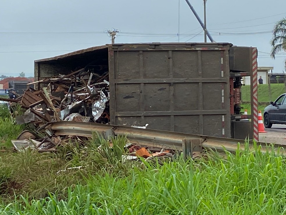 Carreta carregada com 24 toneladas de sucata tomba na rotatória da Estrada da Ceasa em Piracicaba — Foto: Edijan Del Santo/EPTV