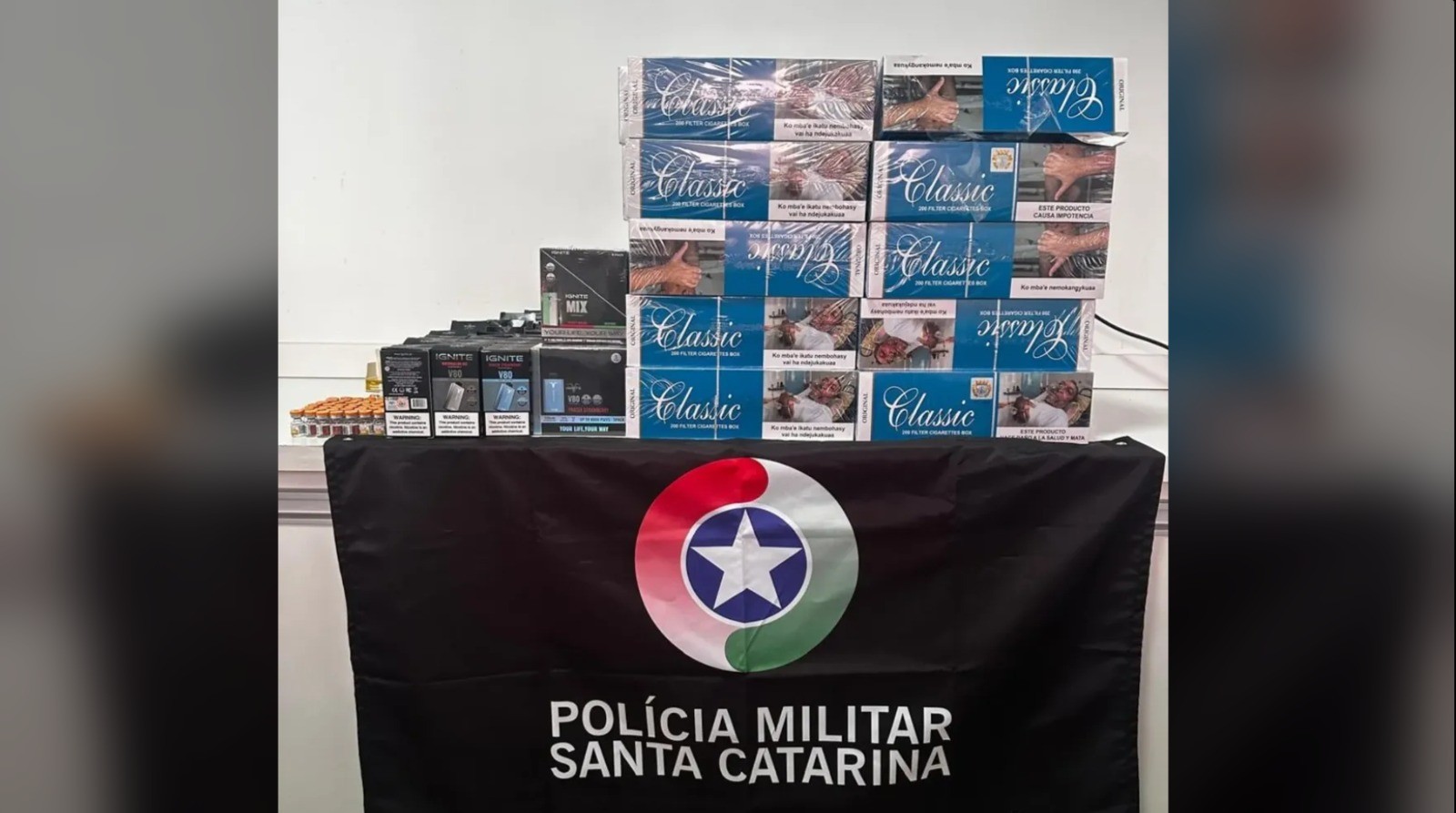 Passageiro fica nervoso e é flagrado com cigarros e 48 unidades de tirzepatida em bagagem no ônibus em SC