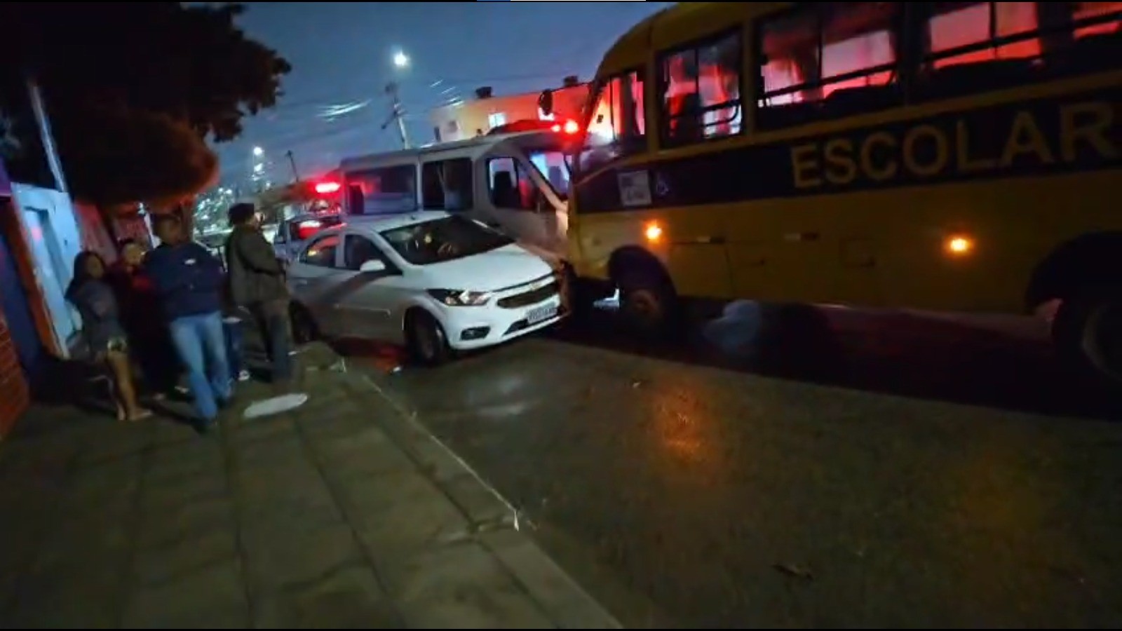 Motorista de micro-ônibus escolar passa mal, perde controle da direção e atinge veículos na BA; três pessoas ficaram feridas
