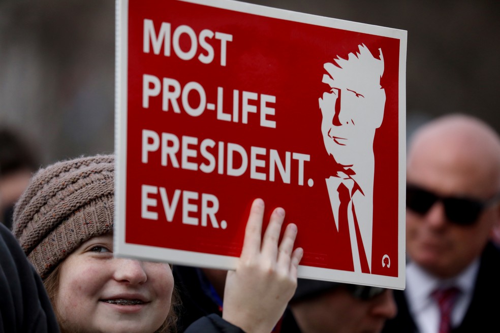 'Presidente mais a favor da vida da história', diz cartaz com a foto de Donald Trump durante Marcha Pela Vida, manifestação contra o aborto que ocorreu nesta sexta-feira (24) — Foto: Leah Millis/Reuters