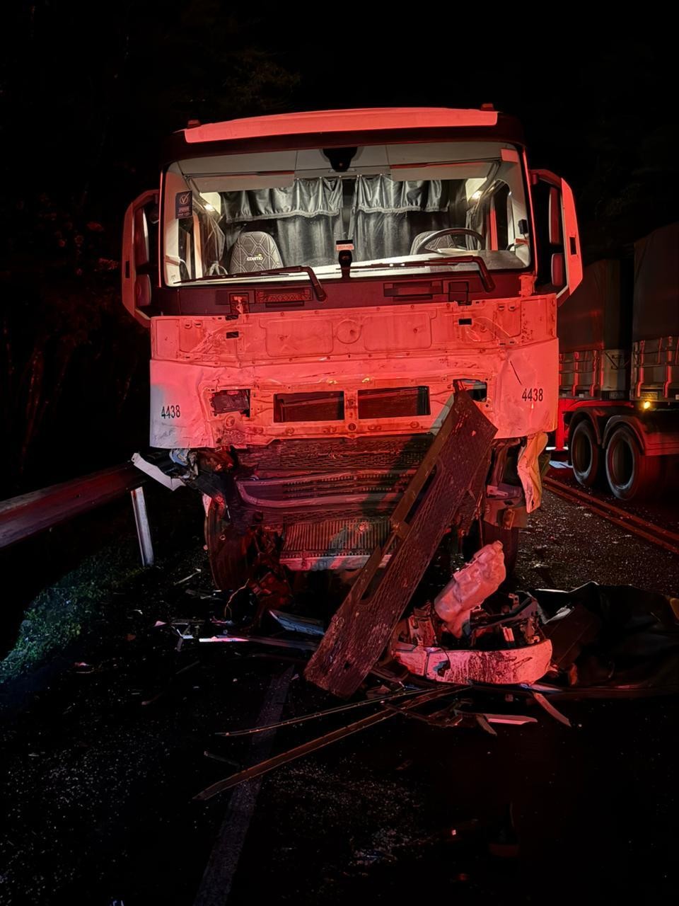 Motorista de caminhonete morre após bater com caminhão em rodovia do Paraná