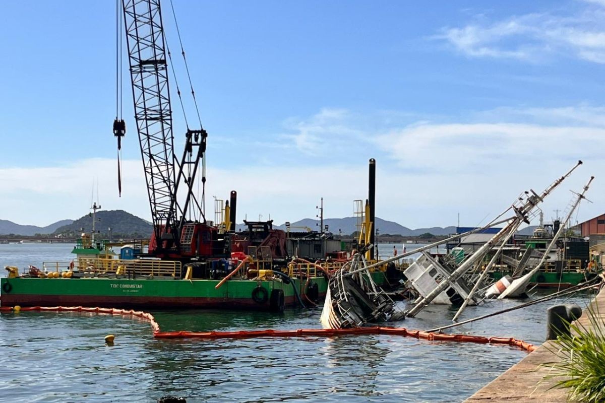 Navio histórico passa por operação de reflutuação após naufrágio no Porto de Santos; VÍDEO