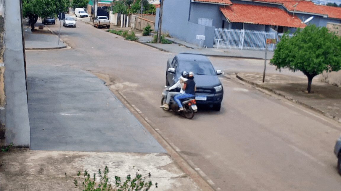 VÍDEO: policiais disfarçados derrubam e prendem condenado por matar casal de idosos em MT