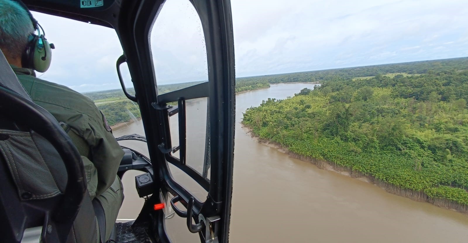 Helicóptero do GTA ajuda nas buscas por criança desaparecida no rio Calçoene, no AP
