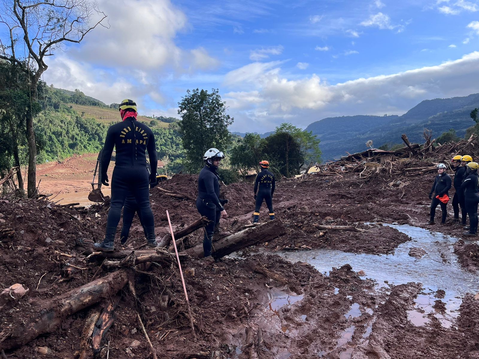 Bombeiros do AP começam a atuar no resgate às vítimas de deslizamento de terras em Bento Gonçalves (RS)