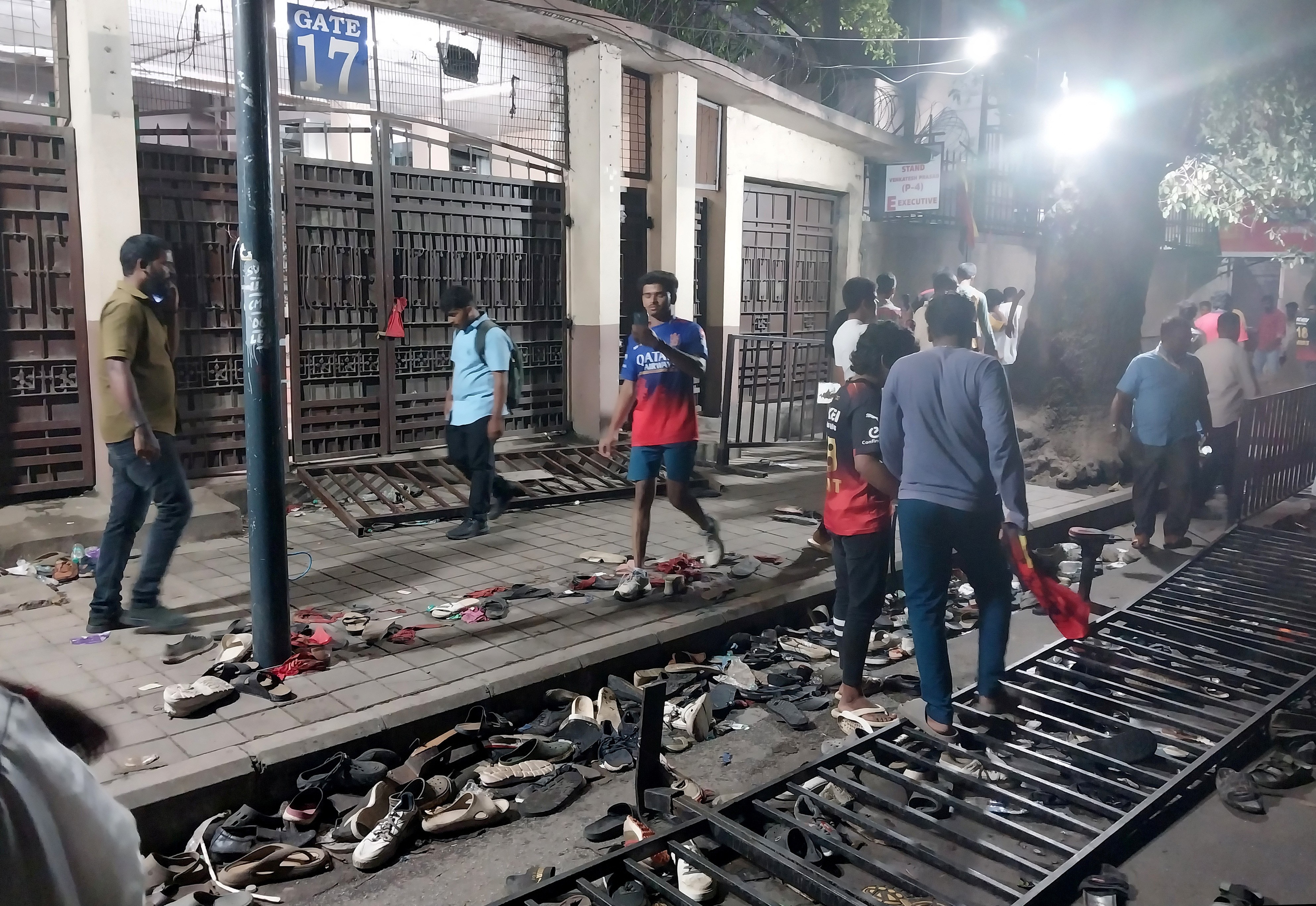VÍDEO: Tumulto em porta de estádio na Índia deixa 11 mortos e dezenas de feridos; torcedores celebravam vitória em torneio de críquete mais popular do mundo
