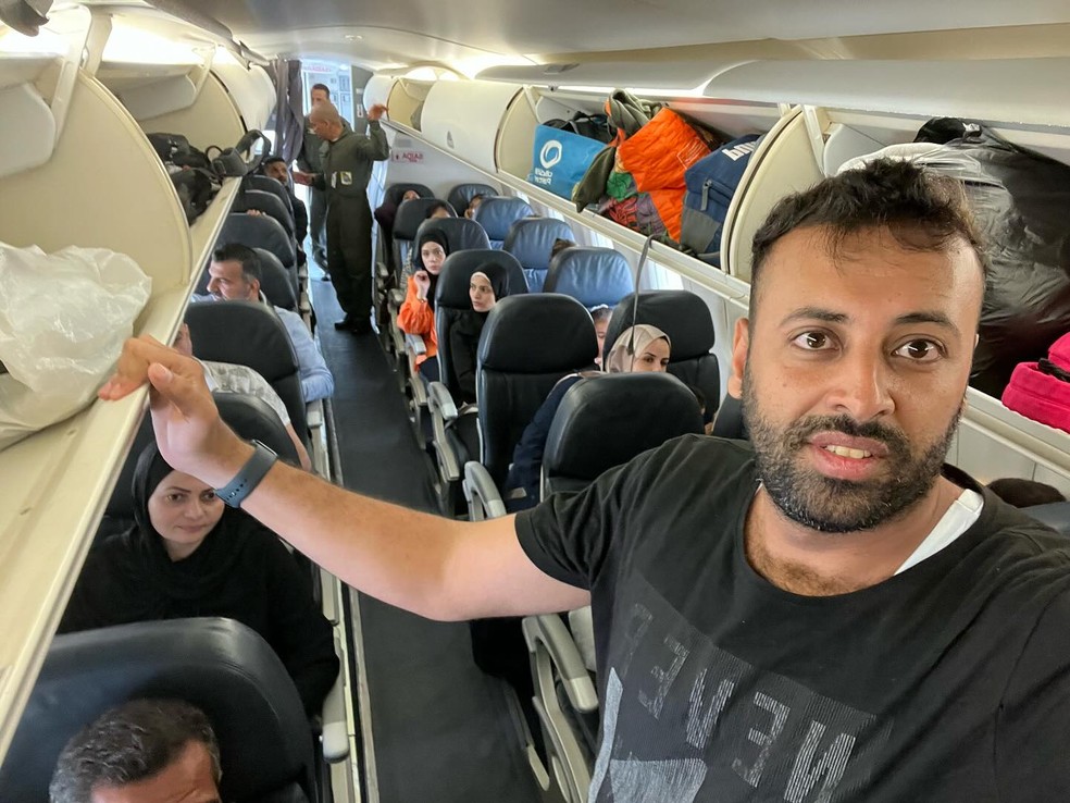 Hasan Rabee, um dos brasileiros repatriados na Faixa de Gaza, mostra resto do grupo no avião da Força Aérea Brasileira (FAB) destacado pelo governo para transportá-los de volta ao Brasil, em 13 de novembro de 2023. — Foto: Hasan Rabee/ Arquivo pessoal