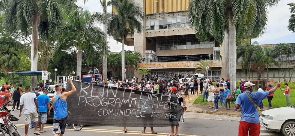 Moradores trancam rua em Caxias do Sul para protestar por falta de