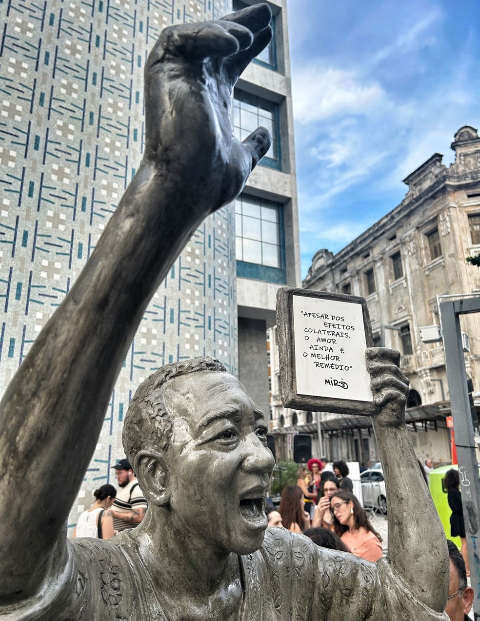 Escultura de Miró da Muribeca foi colocada na Avenida Rio Branco, no Bairro do Recife — Foto: Marcos Pastich/Divulgação