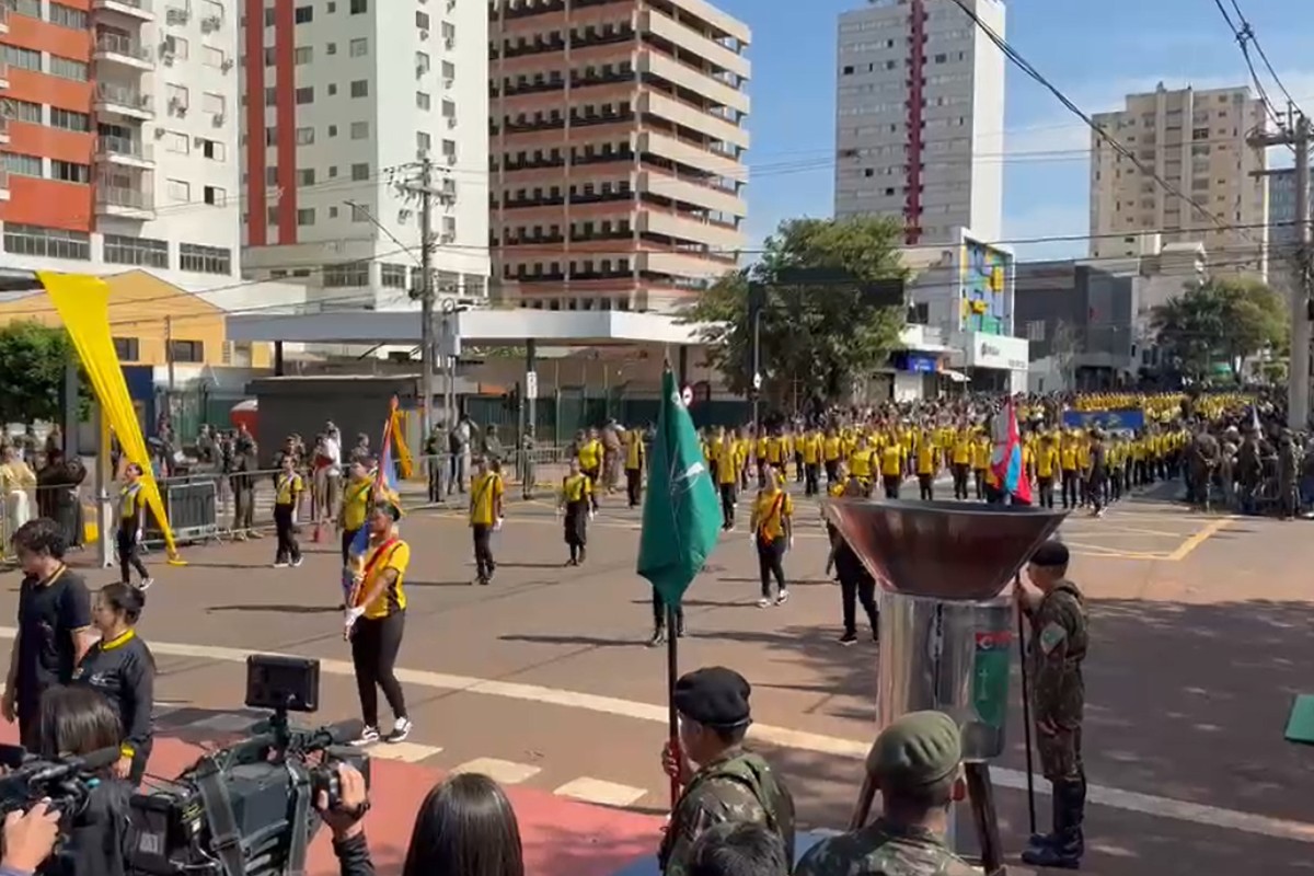 Frio não afasta público, e moradores chegam de madrugada para acompanhar desfile de 7 de Setembro em MS