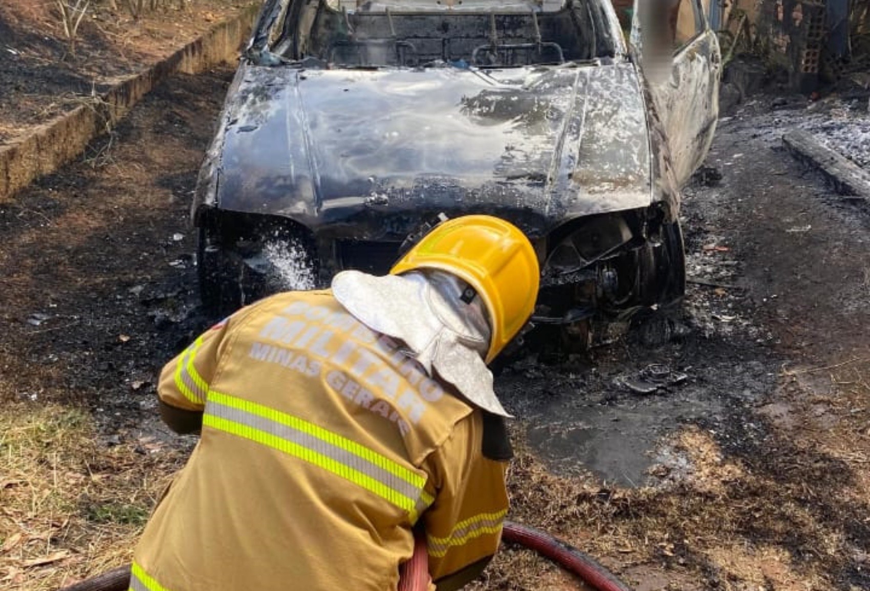 Mulher sofre queimaduras no rosto após carro pegar fogo ao ser ligado em Campo do Meio, MG