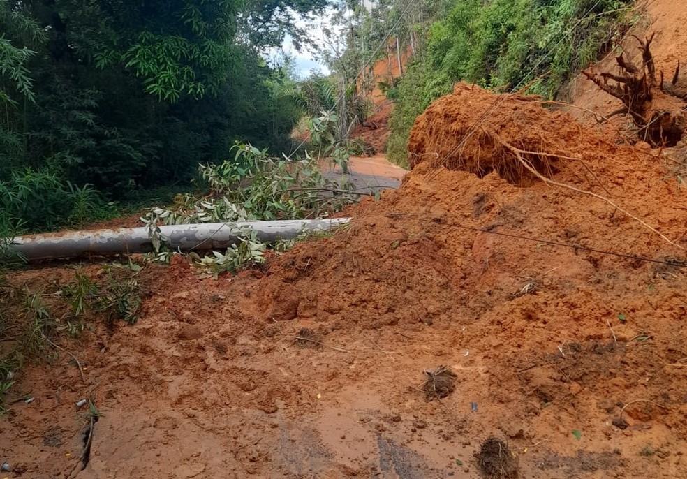 Queda de poste no bairro Gaudência — Foto: Reprodução/Redes sociais