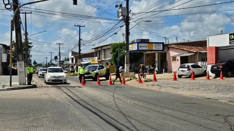 Avenida das Fronteiras, na Zona Norte de Natal, é interditada para obra de saneamento. — Foto: Stephany Souza/Inter TV Cabugi
