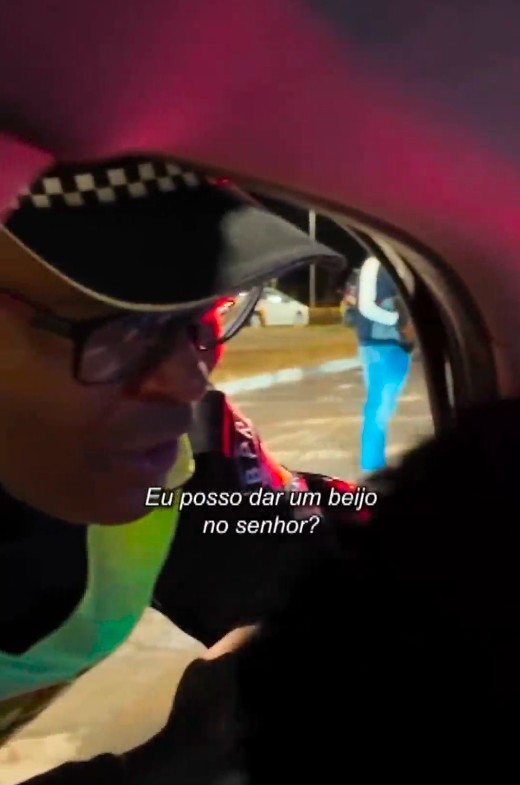 VÍDEO: policial militar para carro de Caetano Veloso em blitz no DF e dá beijo no cantor e em Paula Lavigne