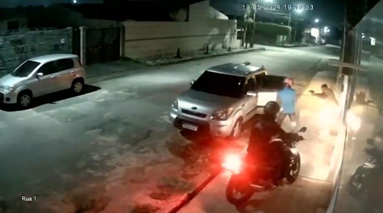 VÍDEO: Homem reage a assalto, atira e atinge três criminosos em Fortaleza