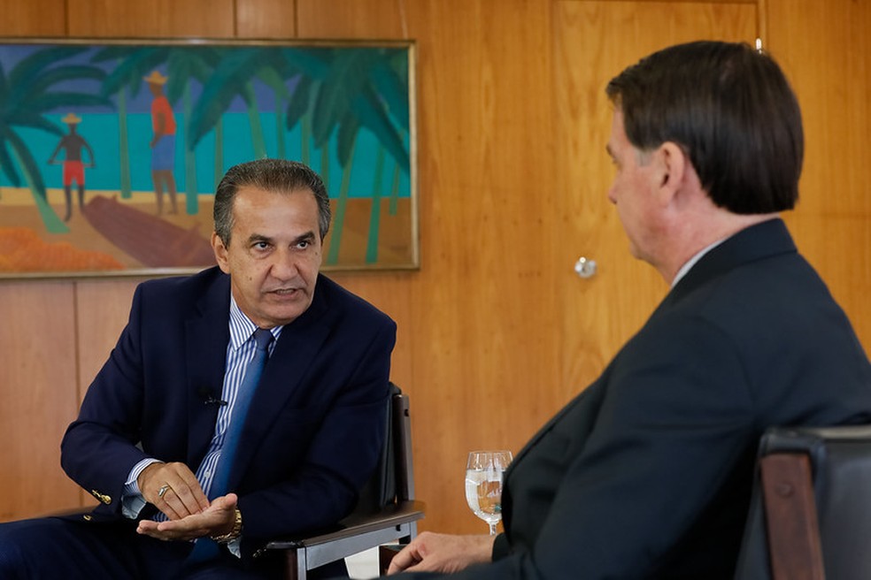 Imagem de arquivo mostra Jair Bolsonaro, então presidente da República, em conversa com o pastor Silas Malafaia, em 2021 — Foto: Isac Nóbrega/PR
