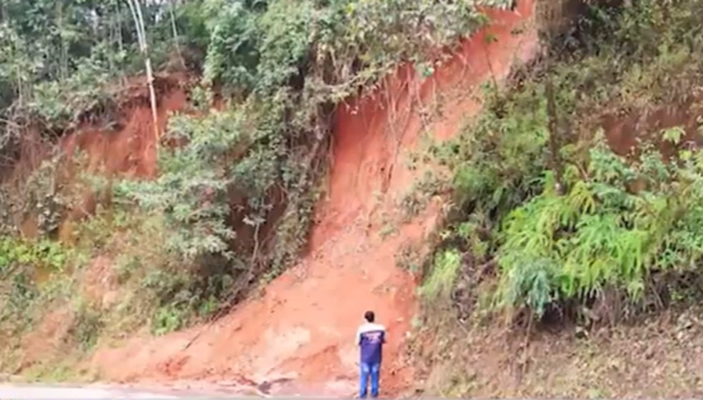 Barranco na Rua José Lourenço - Bairro Borboleta em Juiz de Fora — Foto: Reprodução/TV Integração
