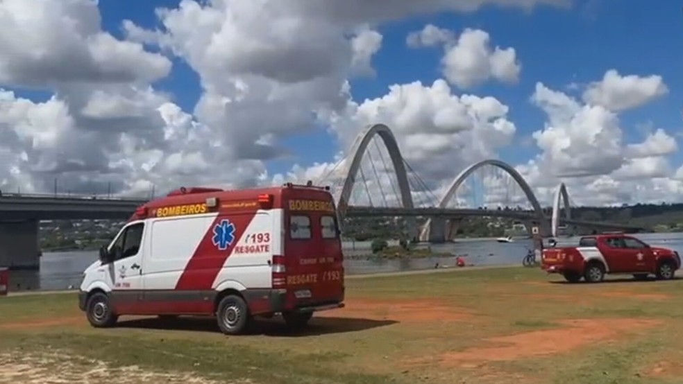 Bombeiros resgatam homem que se afogou no Lago Paranoá e ficou cerca de 10 minutos submerso. — Foto: CBMDF/reprodução