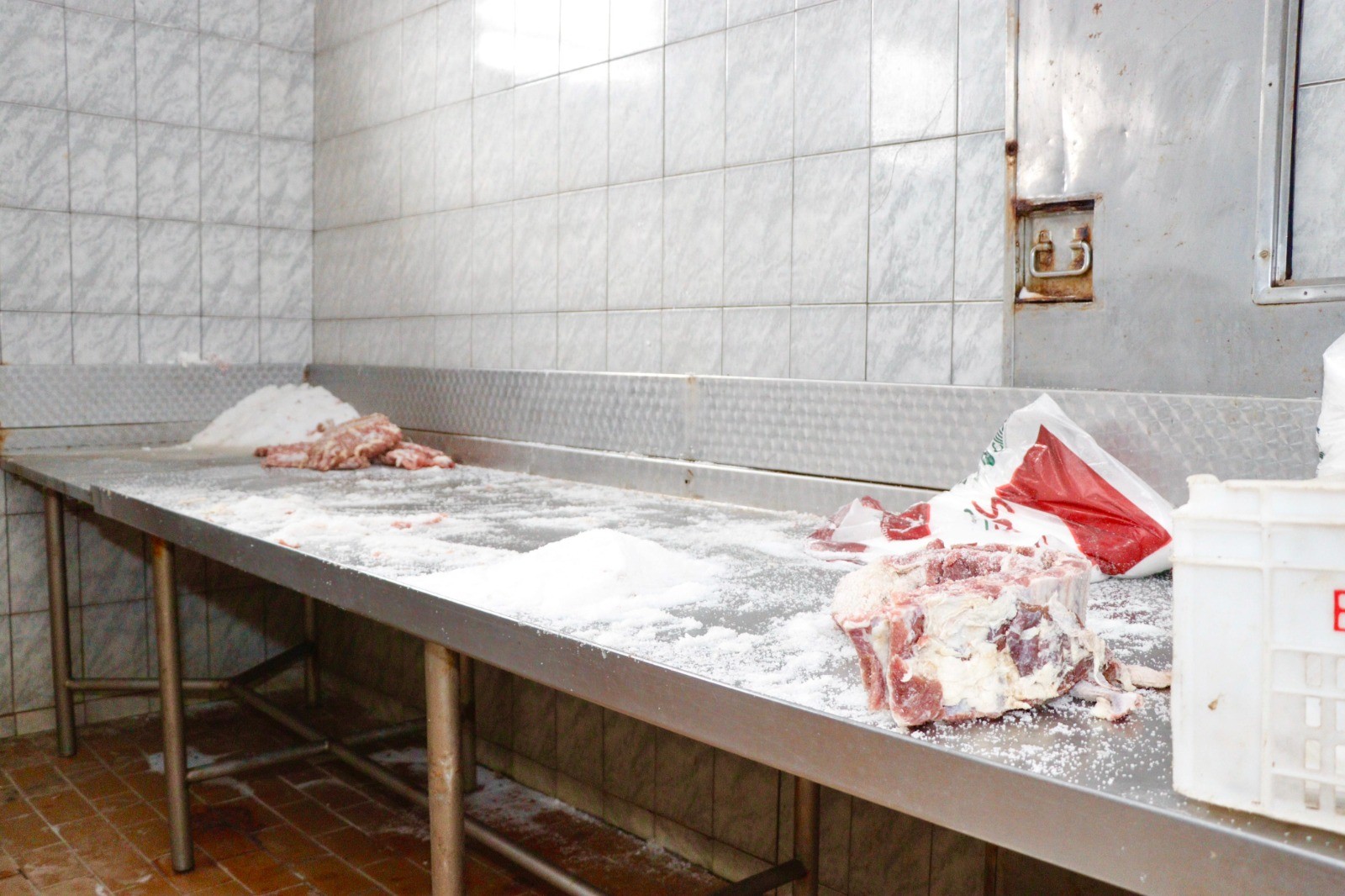Comércio clandestino de carne é interditado em Suzano
