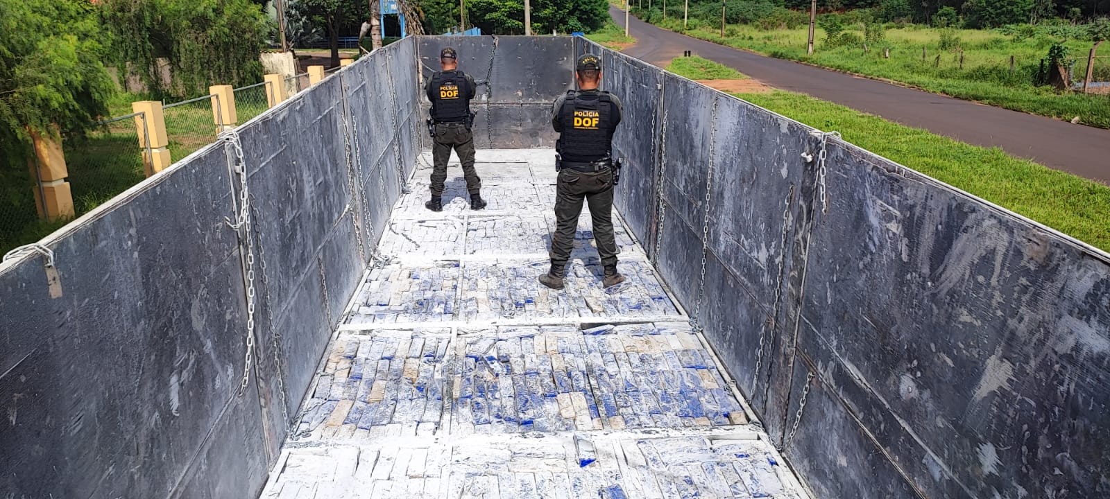 Operação apreende mais de 2 toneladas de maconha em fundo falso de carreta na fronteira do Paraguai