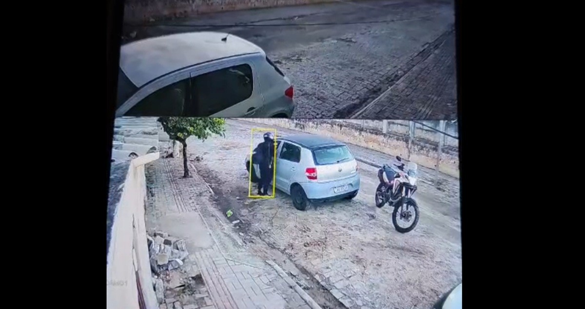 Mulher leva tapa no rosto e tem celular roubado na porta de casa em Cabo Frio