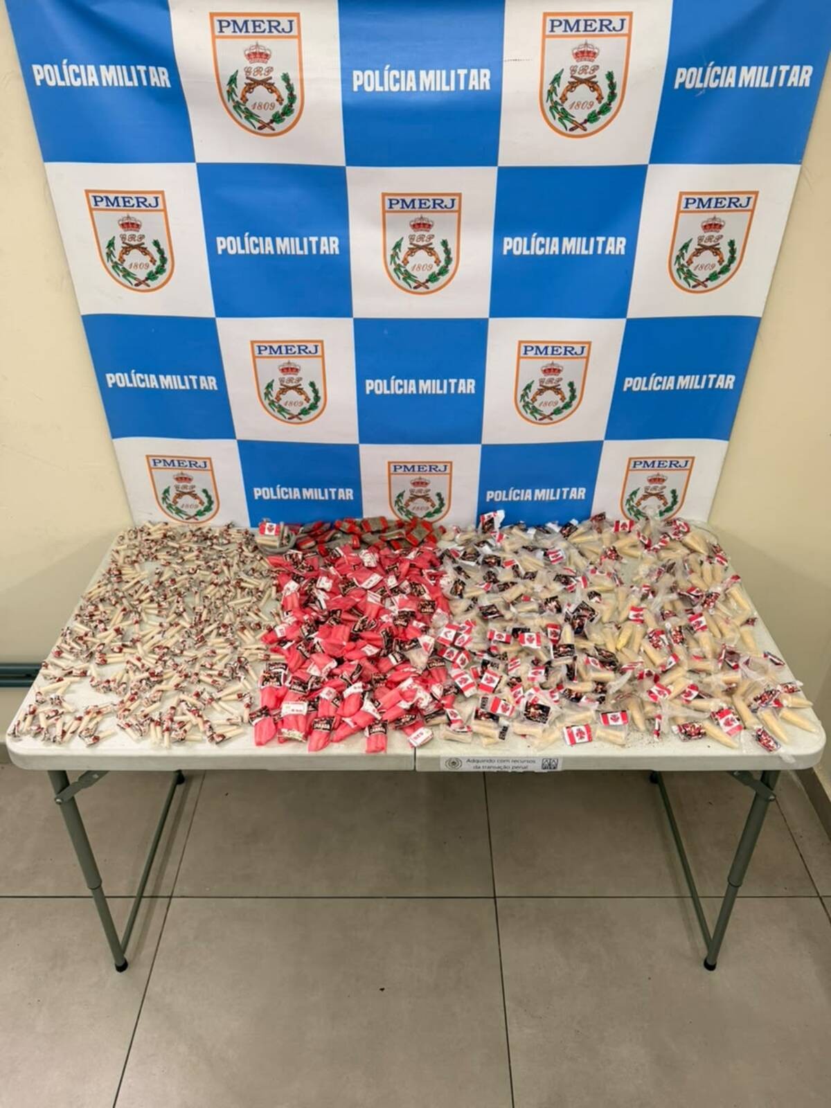 Jovem é presa com grande quantidade de drogas em Volta Redonda 