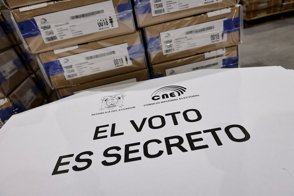 Material eleitoral às vésperas da eleição no Equador — Foto: Reuters