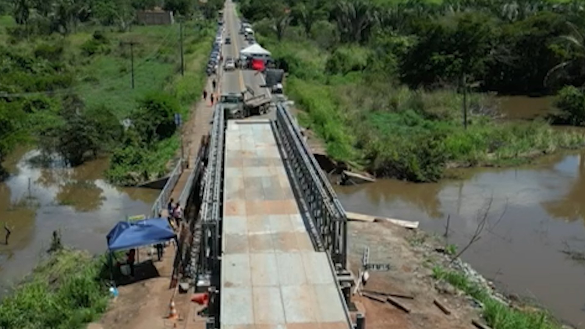 Vídeo: tráfego na BR-222, em Santa Inês, é parcialmente liberado após instalação de ponte metálica