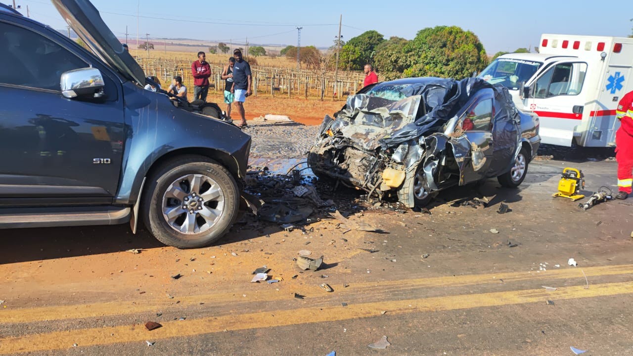 Batida entre veículos deixa dois mortos na BR-262, em Luz; carro ficou com a frente destruída  