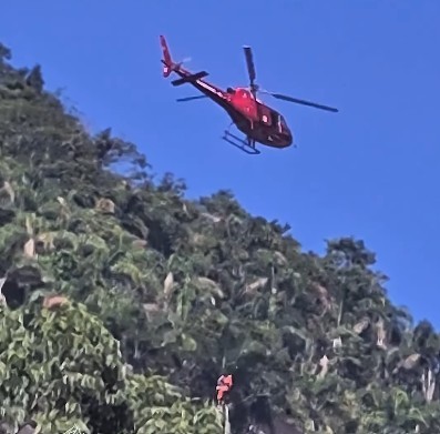 Escalador é resgatado por bombeiros após deslocar o ombro em área de montanha no Cosme Velho