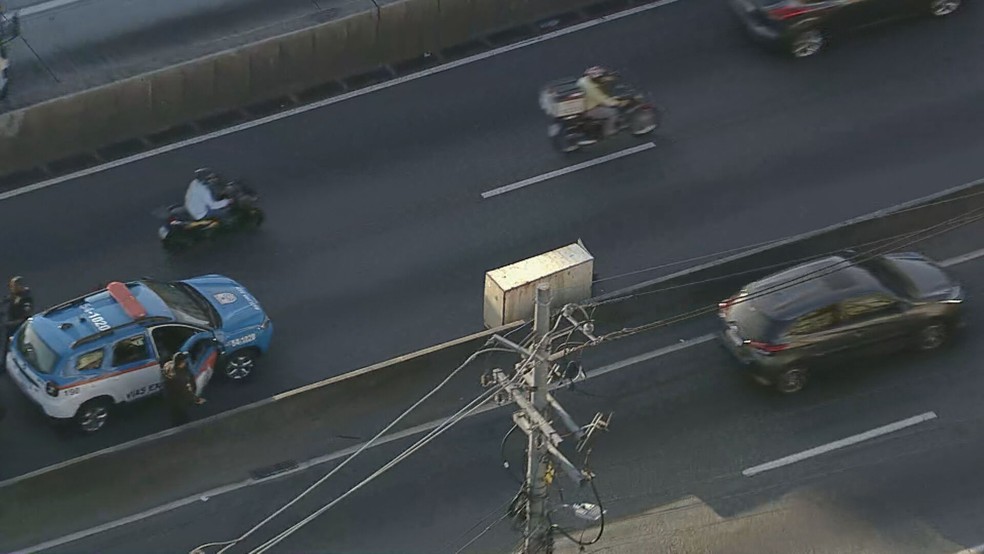 Caixa com cadáver é encontrada na pista central da Avenida Brasil — Foto: Reprodução/TV Globo