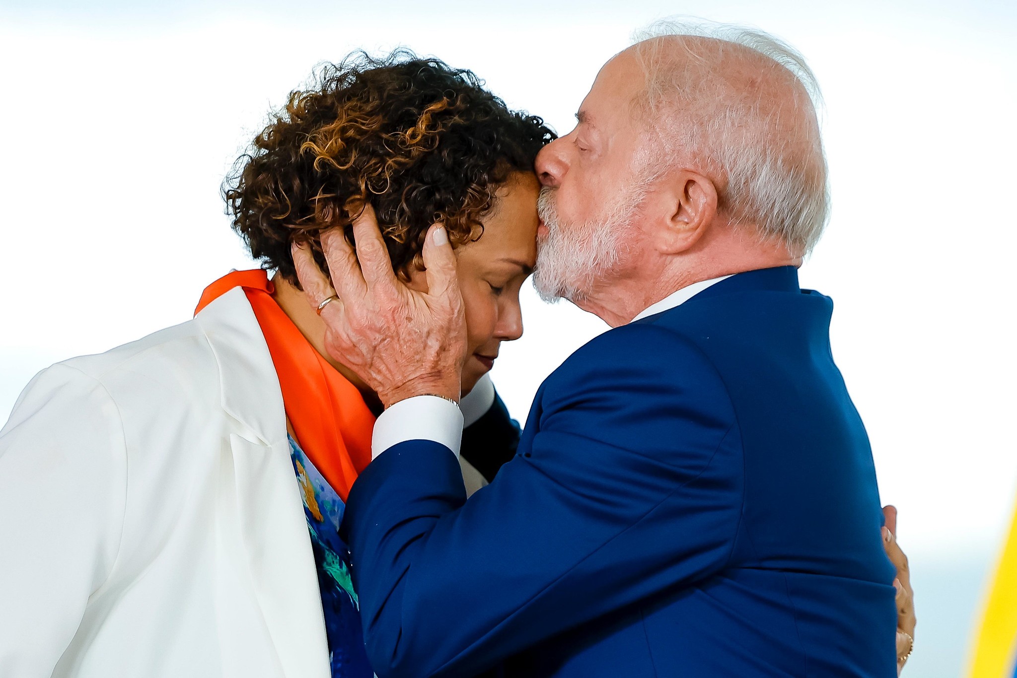 Janja orienta Lula em discurso no Planalto sobre violência contra a mulher