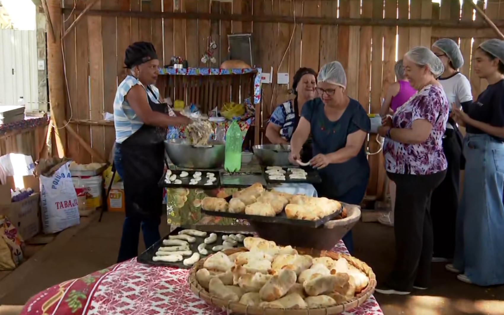 Último dia da 'Festa do Café com Biscoito' tem Detonautas, capoeira e cortejo carnavalesco em São Tiago, MG