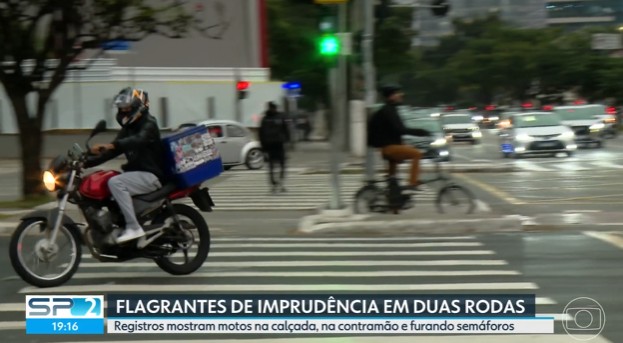 Motociclistas são flagrados furando sinais e circulando na contramão em SP; nem todos os radares conseguem multar infratores