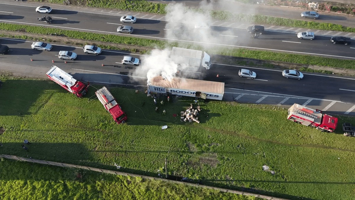 Incêndio atinge carga de caminhão na Rodovia Luiz de Queiroz, em Americana