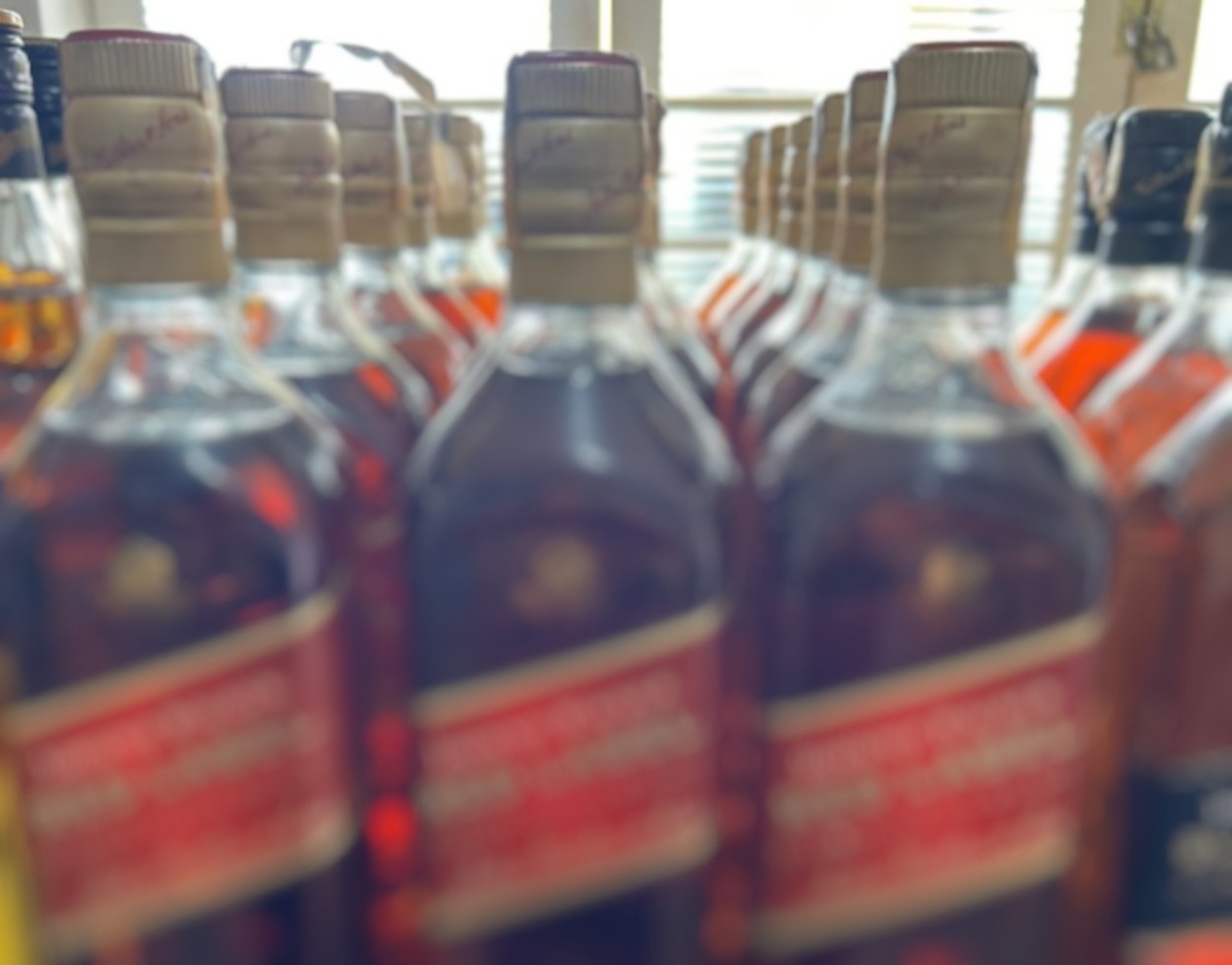 Homem é preso com 104 garrafas de bebidas falsificadas e cigarros contrabandeados no interior de SP